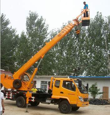 自行高空作業(yè)平臺(tái)車  自行高空作業(yè)平臺(tái)車